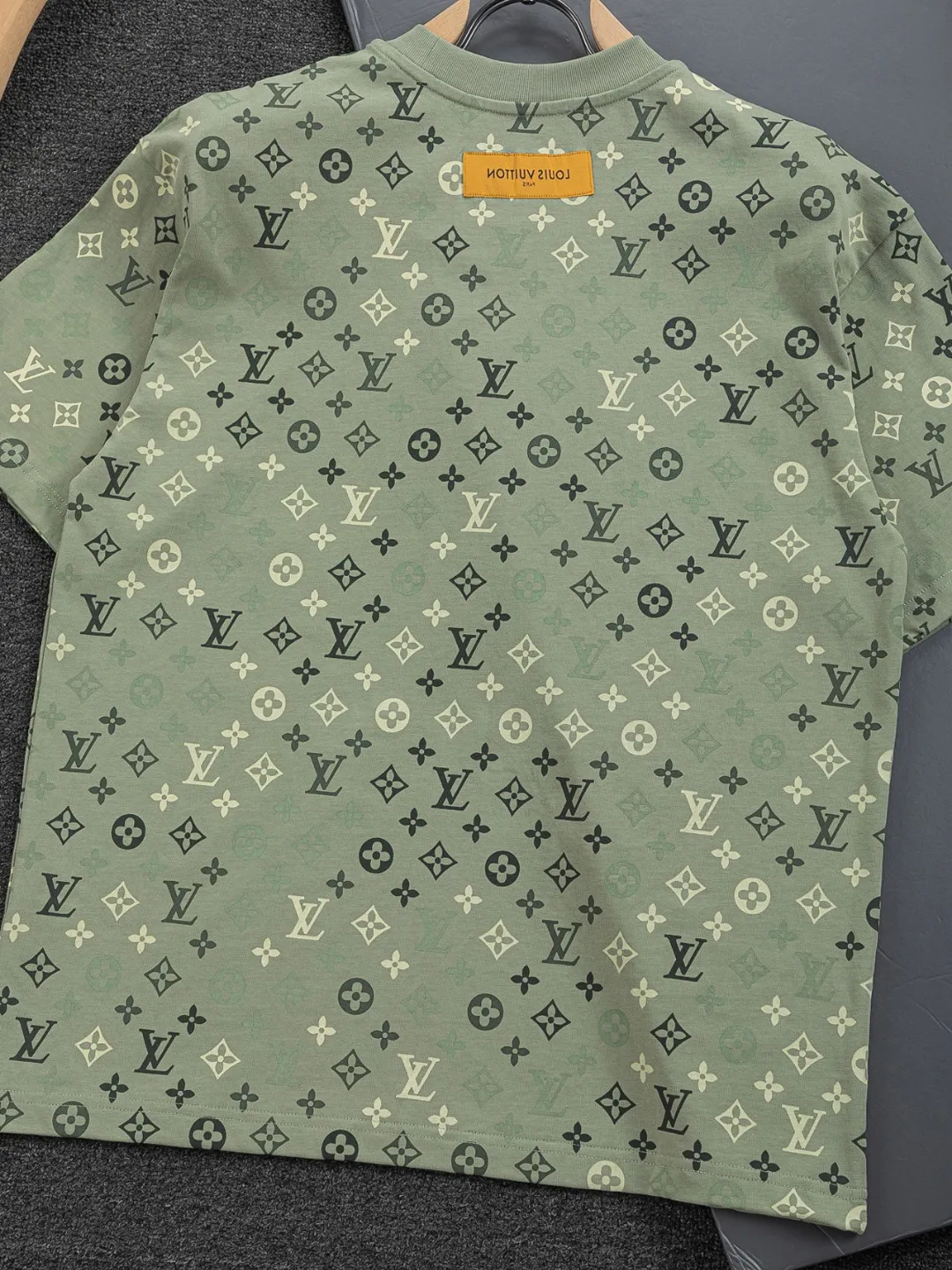 🅿️200 Louis Vuitton 1V LV lv slightly wide version S-XL LV 26ss new products are available at the counter simultaneously. Multiple craftsmanship. Chest patch letters 🪡 embroidery. Back patch letters four-leaf clover 🍀🪡 embroidery. Round neck short-sleeved T-shirt, same style for men and women! Consigned to one-to-one creation. Synchronized with the official website, pure cotton fabrics at the counter! It is close to the skin and comfortable, durable and easy to wear. It has a classic and simple logo design and meticulous original craftsmanship. Short-sleeves, a must-have item for men, do not appear to be the same for the general public, but must be unique and eye-catching. This LV short-sleeve is all about quality, comfort, the same shape and fashion as always, including fabrics and cutting techniques. All of them have been made with great effort! 320 grams of washed pure cotton fabric, pure cotton is breathable, very refreshing and comfortable for daily wear. The rib knitting on the neckline is smooth and tight, and the neckline will not be skewed if you toss it at will. The loose version, you will find that it looks really good on the upper body. The overall is minimalist and neat, super versatile for daily use! Pair it casually with a pair of pants for a youthful look. A T-shirt will make your outfit crazy. It is a fashionable item that can never go wrong! Color: Green Blue Purple Size: S-XL Size chart: S: Shoulder width 50-Bust 56-Length 70 M: Shoulder width 52-Bust 57-Length 72 L: Shoulder width 54-Bust 59-Length 74 XL: Shoulder width 56-Bust 62-Length 76